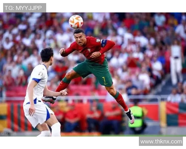 C罗挑战篮球场展现运动天赋足球明星跨界竞技引发热议 C罗挑战篮球场展现运动天赋足球明星跨界竞技引发热议