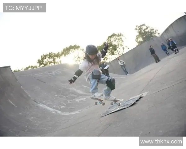 重庆滑板队在极限运动嘉年华中的灵活性表现引发热议与赞赏 重庆滑板队在极限运动嘉年华中的灵活性表现引发热议与赞赏