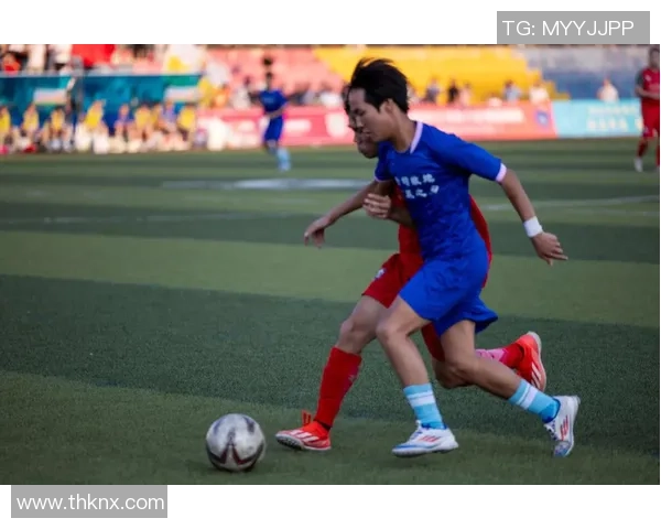 足球继续滚在绿茵场上追逐梦想的激情与荣耀